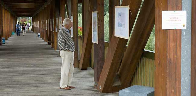 La mostra storico fotografica lungo la passerella in legno.