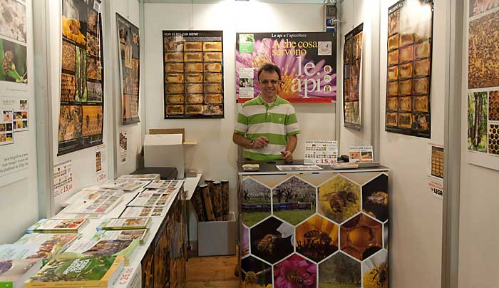 Lo stand di mondoapi.it in fiera a Lazise