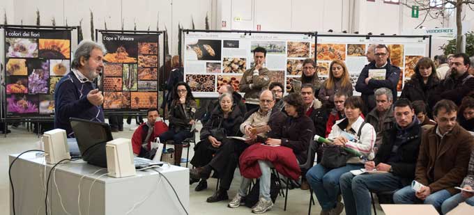 Alessandro Pistoia durante la lezione di apicoltura