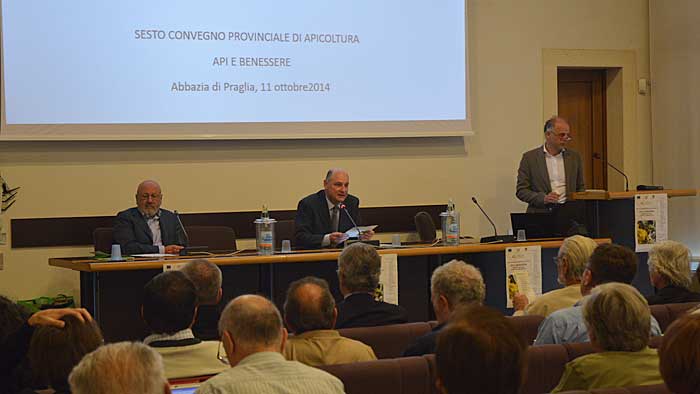 Un momento del convegno di apicoltura.