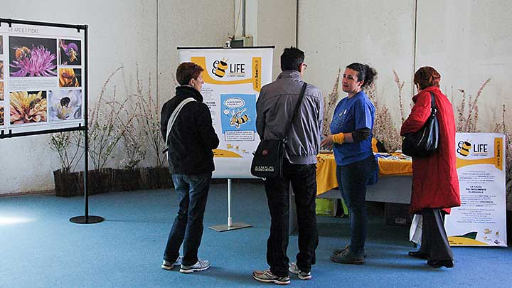 BeeLife nella sua azione di sensibilizzazione in difesa delle api e della biodiversit&agrave;.