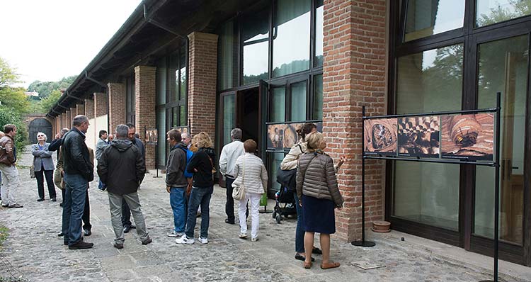 Le foto della Crabro esposte nel cortile del monastero.