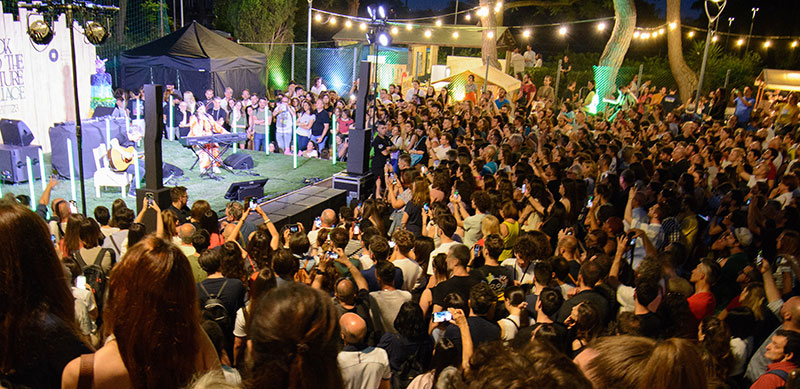 La cantante Elisa al parco di Santa Toscana